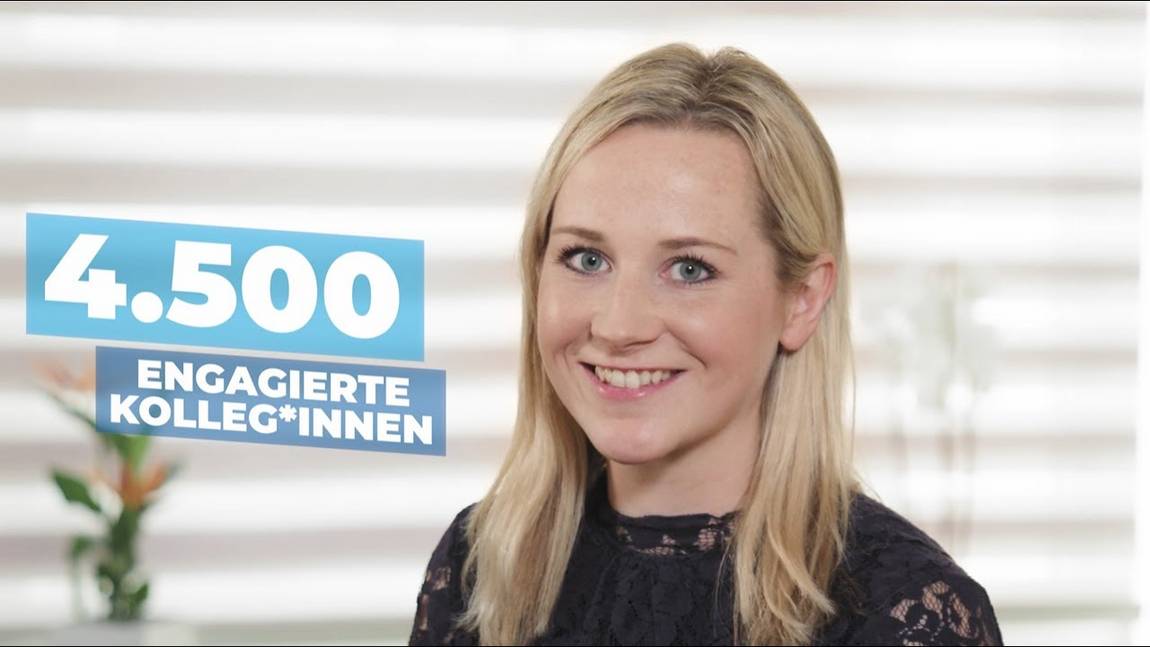 Eine lächelnde Frau mit blondem Haar sitzt in einem Haus. Der Text auf der linken Seite lautet 4.500 engagierte Kolleg*innen auf Deutsch. Der Hintergrund ist sanft verschwommen mit weißen Jalousien und einer Pflanze.